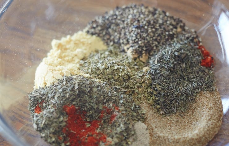 1. Этап. Жареная курица в хрустящей панировке: 2. В глубокой мисочке соедините все специи и травы, тщательно перемешайте. В отдельной мисочке соедините немного соли, муку и кукурузный крахмал. В третьей - яйца и кефир.