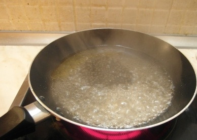 1. Этап. Свинина в кисло-сладком соусе с овощами: Теперь добавляем уксус и ложку масла. Не наклоняйтесь в это время над сковородой: повалит очень едкий пар. Снимаем с плиты и тонкой струйкой, все время помешивая, вливаем крахмальную воду. Заливаем соусом мясо с овощами, тушим 5 минут после закипания.