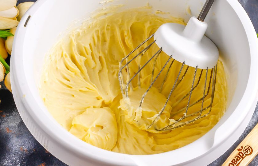 1. Этап. Капкейки с кремом Пломбир: Остывший крем взбейте со сливочным маслом примерно 2-3 минуты.