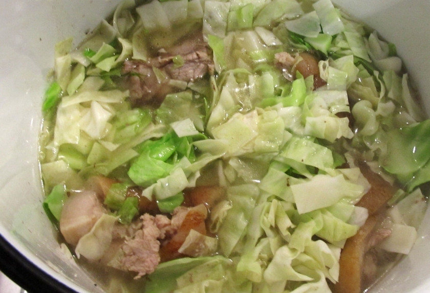 1. Этап. Томатный суп с капустой и мясом: Через полтора часа добавьте в кастрюлю шинкованную капусту, мелко нарезанные тимьян и укроп.