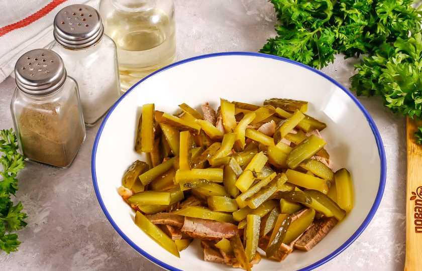 1. Этап. Салат со свеклой и говядиной: С соленых огурцов срежьте хвостики, нарежьте плоды брусочками и оставьте на 5-10 минут, чтобы выделился рассол. Слейте его, а нарезку добавьте к говядине. Если этого не сделать, то салат после приготовления может 