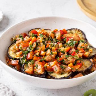 Холодная закуска из баклажанов с помидорами и чесноком