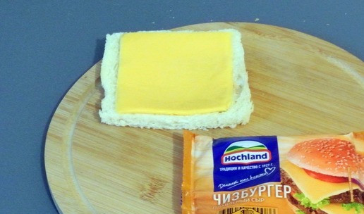 1. Этап. Ленивый хот-дог: На ломтик раскатанного хлеба выложить плавленый сыр 