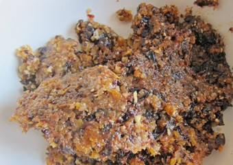 1. Этап. Сухофрукты в шоколаде: Заливаем кипятком чернослив, изюм и курагу. Оставляем отмокать на несколько минут. Затем промываем водой, высушиваем полотенцем и перемалываем в блендере с очищенными орехами. Добавляем мед в общую массу. Шоколад топим на водяной бане или в микроволновке.