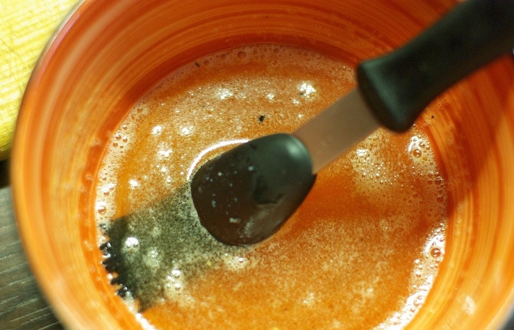 1. Этап. Куриные ножки в меду: Растапливаем мед на огне (если он твердый), добавив немного воды.