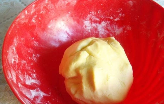 1. Этап. Тертый пирог с лимоном: 3. Слепите комок из получившегося теста. Разделите его на две разные части. Меньшую часть положите в пакет и отправьте в морозильник минут на 20.