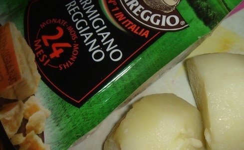 1. Этап. Морской окунь отварной: Картофель очистите от кожуры и отварите до готовности, предварительно разрезав клубни на четыре части. Можно варить картофель в кожуре, тогда в нем сохранится намного больше витаминов и полезных микроэлементов.