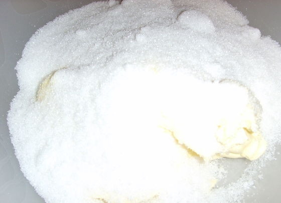 1. Этап. Овсяное печенье Английский поцелуй: 1. В миску или в чашу миксера выложите мягкое сливочное масло, добавьте к нему сахарный песок.