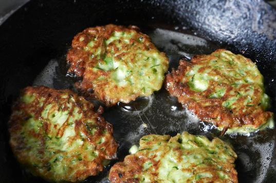 1. Этап. Oладьи из кабачков с фаршем: На сковороде разогреваем масло и накладываем ложкой небольшими порциями оладьи для жарки. Жарим на небольшом огне до появления золотой корочки.