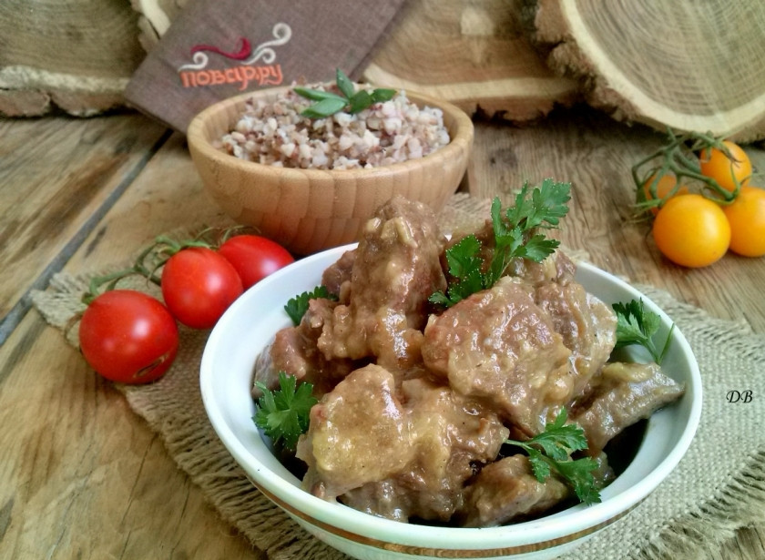 1. Этап. Мясо по-польски: Подавайте мясо на блюде с любимым гарниром, свежими овощами и зеленью. Приятного аппетита!