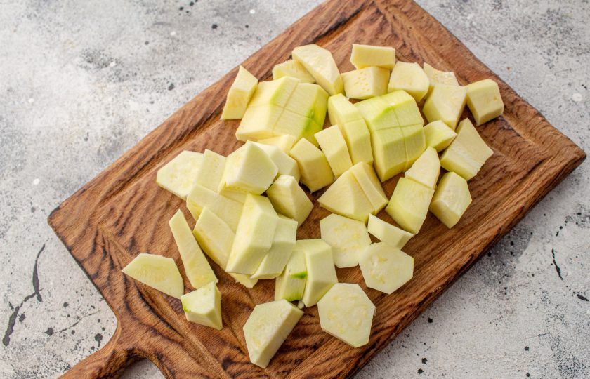 1. Этап. Суфле из кабачков на пару: Чтобы суфле получилось более нежным, необходимо очистить кабачки от кожицы и если есть, от крупных семян. Мякоть кабачков нарежьте небольшими кусочками.