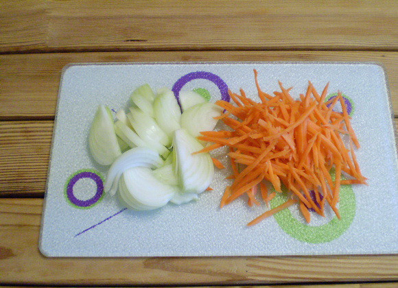 1. Этап. Картошка с солеными огурцами: 2. Лук и морковь нарезаем произвольно, можно использовать крупную терку для моркови.