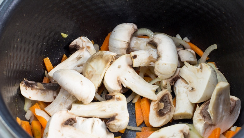 1. Этап. Говядина с шампиньонами в мультиварке: Затем добавляем нарезанные пластинками шампиньоны.