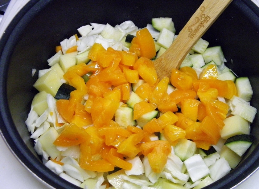 1. Этап. Овощное рагу в мультиварке: К обжаренным овощам добавьте капусту, кабачок, помидоры, соль. Тушите овощи под крышкой минут 30.