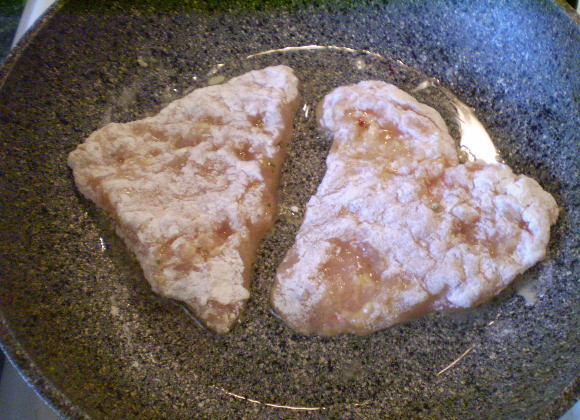 1. Этап. Куриные отбивные кусочками: Выкладываем на разогретую сковороду с маслом и жарим на среднем огне.