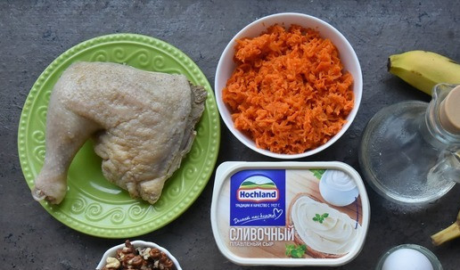 1. Этап. Салат Приручить дракона 2024: Готовлю продукты. Заранее отвариваю крупный куриный окорочок в подсоленной воде. Отвариваю яйца и морковь. Отварные яйца разбираю на белки и желтки. Оставляю часть яичных белков для оформления, остальное натираю на терке. Морковь натираю на мелкой терке. Изюм заливаю горячей водой на пару минут, после чего просушиваю и соединяю с тертой морковью. Банан нарезаю кружочками. Чтобы не потемнел, сбрызгиваю ломтики соком лимона.