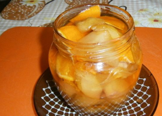 1. Этап. Варенье из груш в мультиварке: Пока готовится варенье, стерилизуем банки. Опускаем их в кипящую воду и держим в течение 15-20 минут. Разливаем готовое варенье по банкам, закатываем крышки.