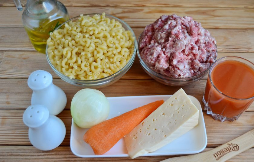 1. Этап. Паста Аль форно: Подготовьте продукты. Приступим! Поставьте на огонь воду для варки макарон, посолите и доведите до кипения.