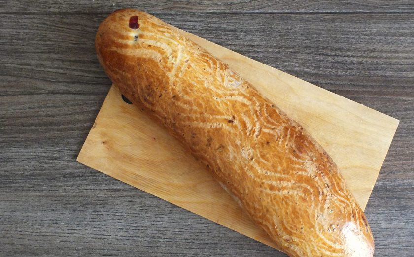 1. Этап. Творожный рулет с клюквой: Готовый рулет переложите на доску и хорошо остудите. После можно подавать к столу.