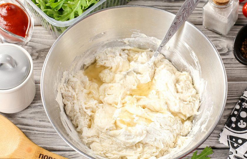 1. Этап. Пицца с рыбой: Затем добавьте муку и соль. Перемешайте и добавьте растительное масло.