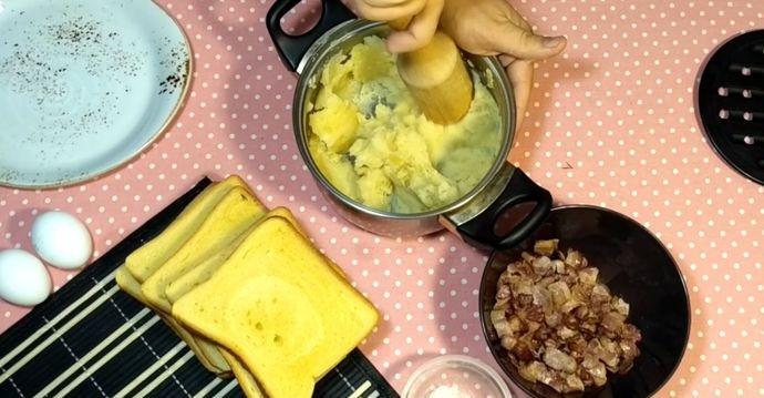 1. Этап. Лентяйские пирожки из хлеба: 2. Слейте немного жира со сковороды после бекона, верните сковороду на огонь и обжарьте на ней мелко порезанный лук. Отварной картофель разомните в пюре, добавьте по вкусу молоко.