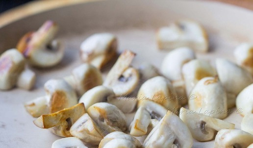 1. Этап. Теплый картофельный салат с яйцом пашот: Грибы помыть или почистить. Нарезать на четвертинки или половинки, в зависимости от их размера. На оливковом масле пожарить грибы до готовности и румяности. Посолить.