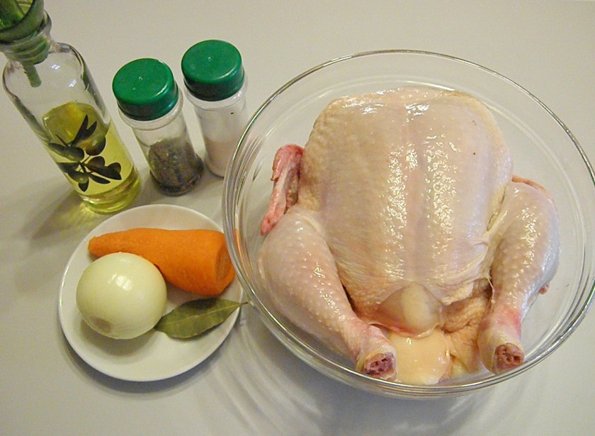 1. Этап. Подлива из курицы: Приготовьте продукты. Курицу тщательно вымойте, удалите остатки перьев, грубую кожицу желтую на суставах ножек. Овощи очистите.