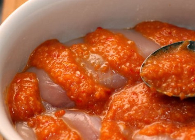 1. Этап. Острый соус для курицы: Полейте им куриные грудки и запеките в духовке в течение получаса. На стол подавайте с отварным картофелем и свежими помидорами.