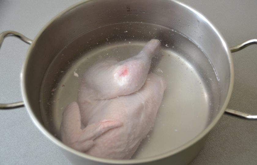 1. Этап. Суп с лапшой по-татарски: Положите в холодную воду курицу или её часть, в зависимости от того, сколько бульона вам необходимо.