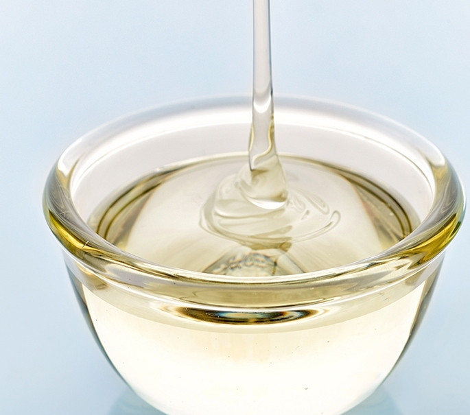 1. Этап. Начинка для бисквитного торта: Для сиропа: в кастрюле вскипятите воду вместе с сахаром, помешивая, чтобы сахар полностью растворился. Добавьте ванильный экстракт, перемешайте. Перелейте сироп в стеклянный контейнер и дайте остыть.