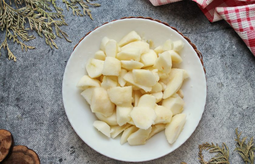 1. Этап. Яблочный джем в микроволновке: Яблоки почистите от кожуры, сердцевины и порежьте на кусочки. Выложите их в посуду для микроволновки.