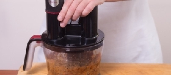 1. Этап. Паста из сухофруктов: Мёд прогрейте пару минут в микроволновой печи (или на водяной бане). Переложите сухофрукты в блендер вместе с мёдом и корицей. Превратите смесь в однородную массу.