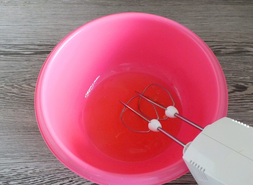 1. Этап. Печенье Ласточкино гнездо: В отдельной чаше взбейте яичные белки. Постепенно добавляйте сахар и лимонный сок.