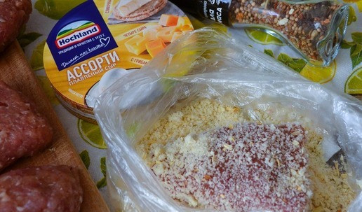 1. Этап. Зразы с плавленым сыром Ассорти: Запанировать в сухарях.