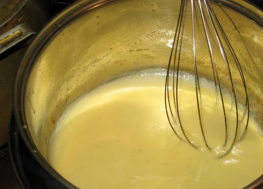 1. Этап. Соус для рыбы на пару: Возвращаем массу на водяную баню, продолжая взбивать до загустения.