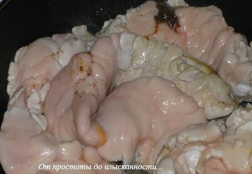 1. Этап. Пряный паштет из рыбных молок: Молоки обжарьте на растительном масле постоянно помешивая, измельчая кусочки.