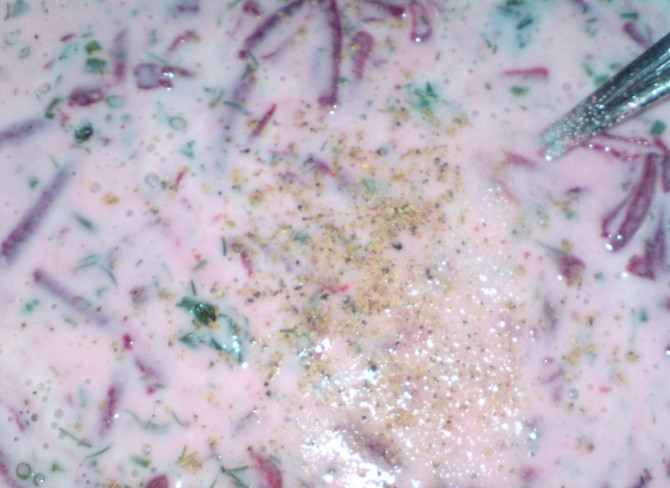 1. Этап. Свекольник по-белорусски: Залить свеклу с зеленью березовым соком и положить сметану. Размешать.