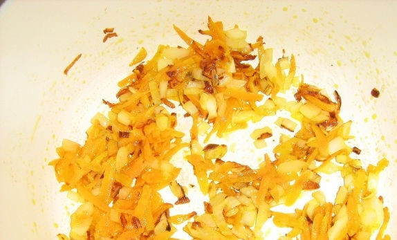 1. Этап. Суп из чечевицы с грибами: 1. Перед тем как приготовить суп из чечевицы с грибами, измельчите лук и морковь, прожарьте их до готовности на растительном масле.