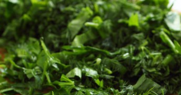 1. Этап. Салат из свежих кабачков: Измельчаем укроп и петрушку.