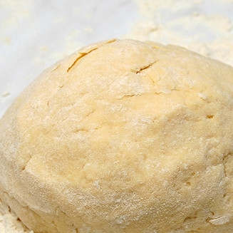 1. Этап. Пирог с сыром и мясом: Месим из получившейся смеси тесто, формируем колобок и отправляем в холодильник на полчаса.