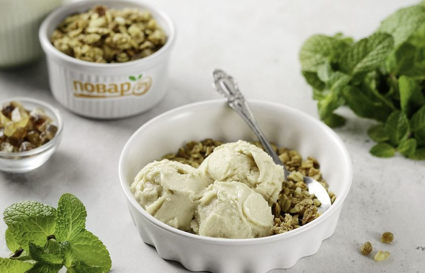 1. Этап. Вегетарианское мороженое: Когда масса окончательно загустеет, ее можно переложить в пищевой контейнер или порционные формочки с палочками. Уберите мороженое минимум на 3 часа в морозилку, до окончательного застывания. Вегетарианское мороженое готово, приятного вам аппетита!