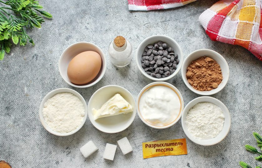 1. Этап. Шоколадные кексы из кокосовой муки: Подготовьте все необходимые ингредиенты для приготовления шоколадных кексов из кокосовой муки. Яйца вымойте и обсушите, духовку включите разогреваться до температуры 180 градусов.