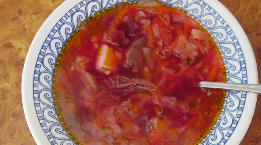 1. Этап. Борщ с тушенкой и помидорами: 5. Готово! Подаем с чесночными булочками и сметанкой!