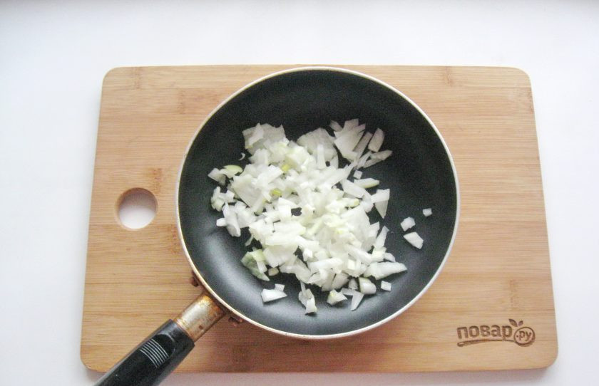 1. Этап. Гороховый суп с клецками: Репчатый лук очистите, помойте и мелко нарежьте. Выложите в сковороду.