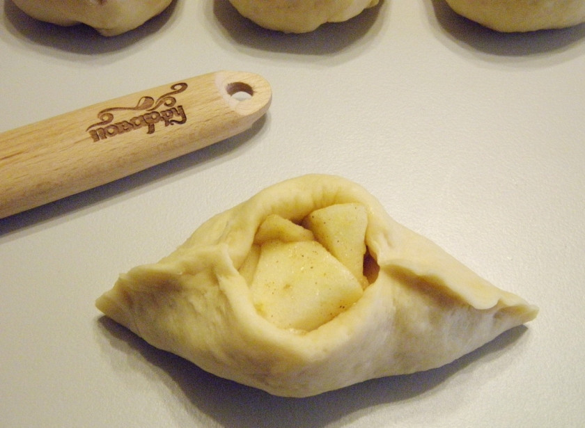 1. Этап. Расстегаи с яблоками: Осторожно закрепите края с двух сторон так, чтобы серединка осталась открытой.