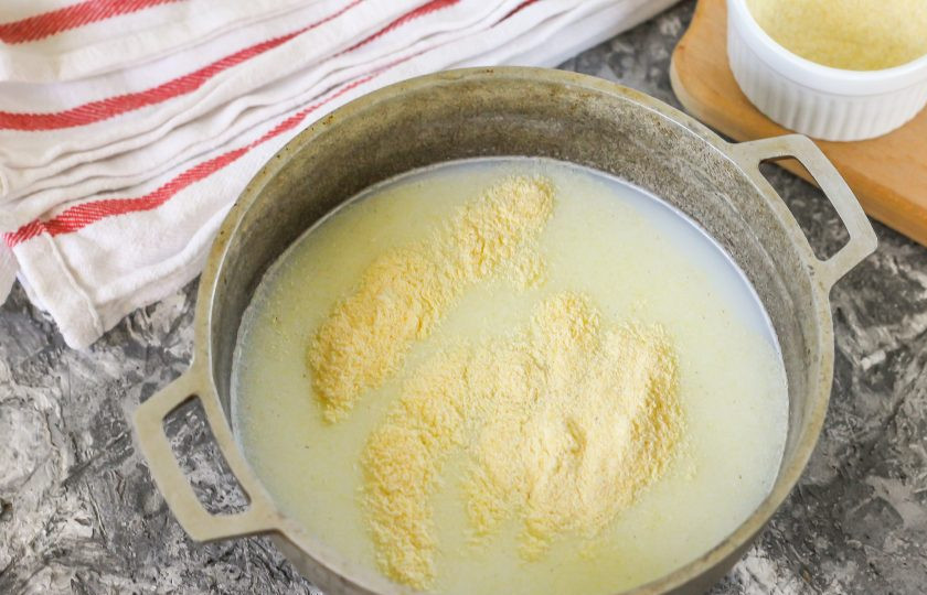 1. Этап. Кукурузная каша для грудничка: Просейте кукурузную муку мелкого помола и сразу же пересыпьте в емкость, пока молоко не закипело, иначе мука собьется от горячей жидкости в комочки.