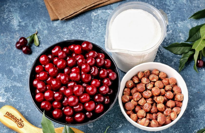 1. Этап. Варенье из вишни с орехами: Подготовьте все ингредиенты.