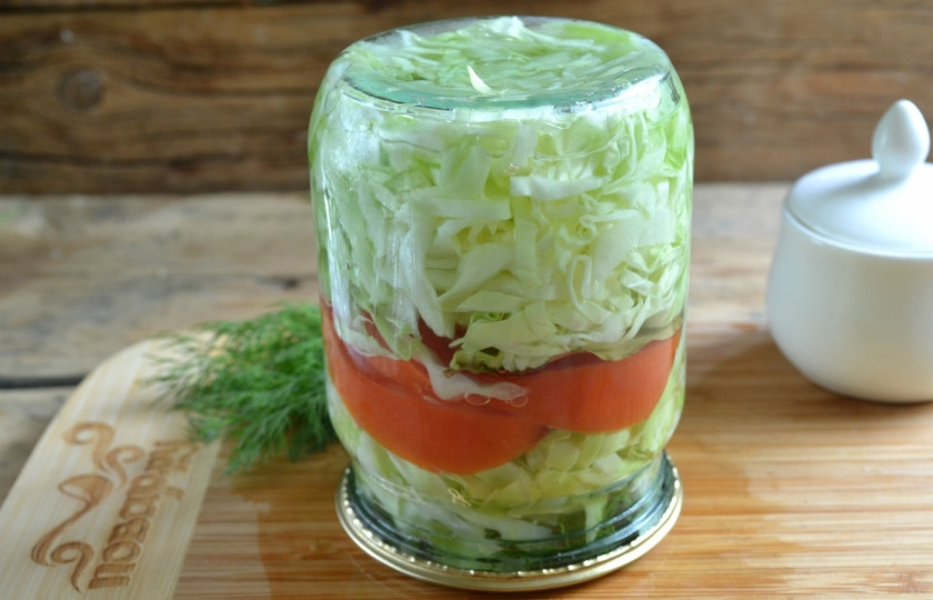 1. Этап. Маринованная капуста с помидорами: Залейте готовым маринадом банки с овощами, закатайте их металлическими крышками. Переверните банку вверх дном и проверьте, не протекает ли. Укутайте банки, оставьте их до полного остывания. Затем уберите их в прохладное место.