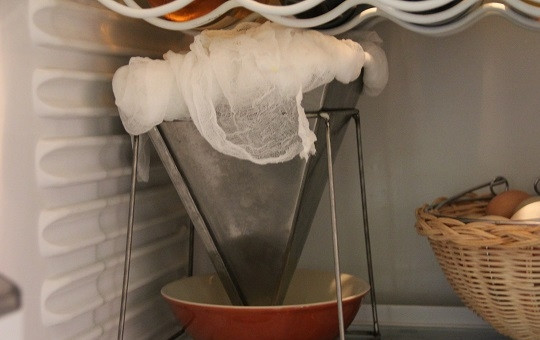 1. Этап. Пасха из козьего творога: 7. Пасху следует оставить в холодильнике на ночь.