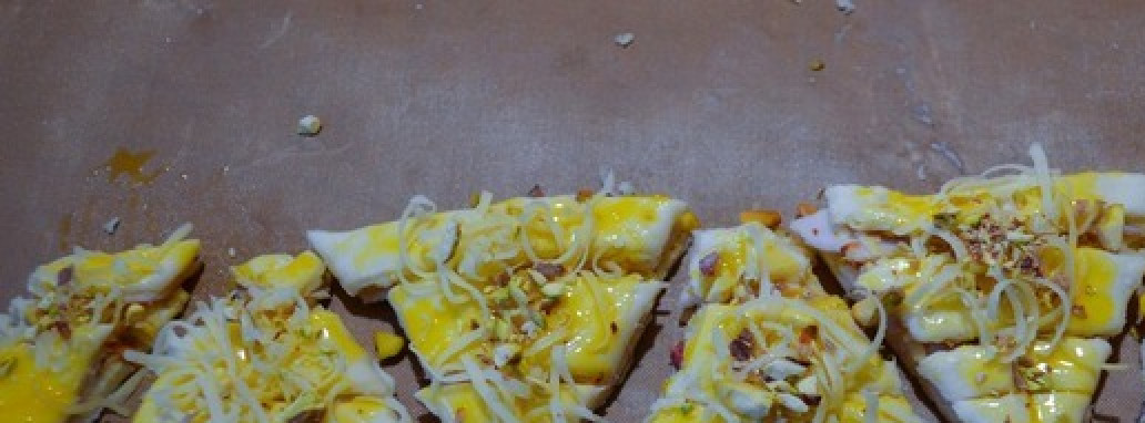 1. Этап. Слойки Ёлочки: Посыпать остатками сыра и орехов.